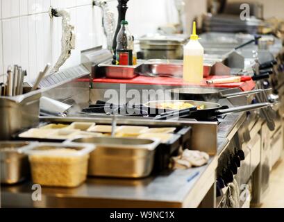 Oberfläche und Küche Arbeitsmittel in Profi-Küche Stockfoto