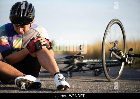 Bike Verletzungen. Man Radfahrer fiel fiel Off Road Bike beim Radfahren. Fahrrad Unfall verletzten Knie. Stockfoto