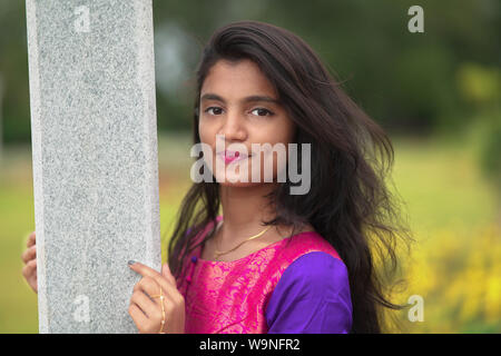 Porträt der schönen indischen Mädchen. Junge Hinduistische Frau Modell. schönes Lächeln Stockfoto