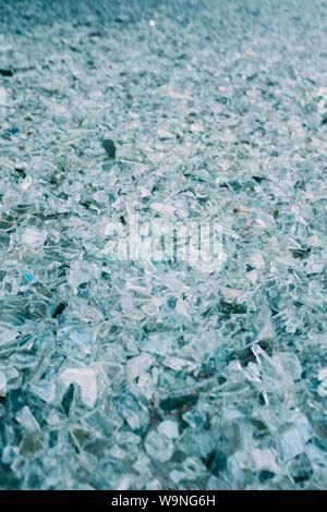 Nahaufnahme eines Stapels zerbrochenem Glas in einem Großes Feld Stockfoto