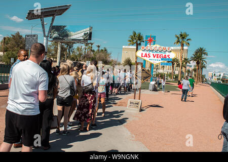 Sehr große Linie ein Bild mit Willkommen im fabelhaften Las Vegas sign. editorial Bild. Las Vegas, Nevada, USA 10/22/2018 Las Vegas, Nevada, USA Stockfoto