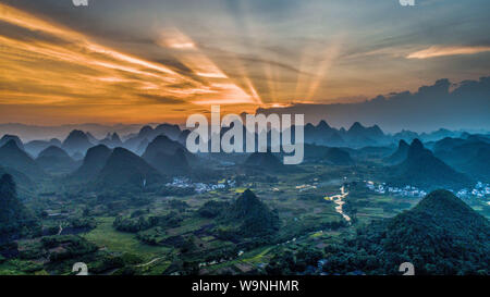 Guangxi, Guangxi, China. 15 Aug, 2019. Ein Luftbild zeigt den Sonnenuntergang über dem Putao Wuzhi Berg in Cuiping Zhuge Dorf, Yangshuo, Aug 11, 2019 Credit: SIPA Asien/ZUMA Draht/Alamy leben Nachrichten Stockfoto