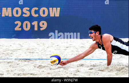 Moskau, Russland. 14 Aug, 2019. Halikejiang China speichert die Kugel während der Männer Qualifikation Runde 2 Match zwischen Ruslan Bykanov/Maksim Hudyakov Russlands und Halikejiang/Wu Jiaxin von China 2019 FIVB Beach Volleyball World Tour, Moskau, Russland, 12.08.14, 2019. Quelle: Maxim Chernavsky/Xinhua/Alamy leben Nachrichten Stockfoto