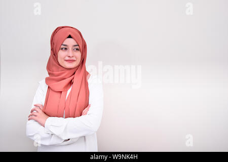 Muslimische Mädchen verschränkte Arme mit isolierten weißen Hintergrund, Hijab muslimische Lehrer oder Arzt Frau verschränkten Armen Stockfoto