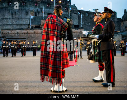 Edinburgh, Schottland, Großbritannien. 14. Aug 2019. Royal Edinburgh Military Tattoo 2019 Kaleidoskop auf Castle Esplanade in seiner 69. zeigen, indem Sie die optische Instrument inspiriert durch schottische Wissenschaftler Sir David Brewster und Sir Isaac Newton die sieben Farben, die Eröffnung Teil der Performance mit schottischen Soldaten in Kilts Stockfoto