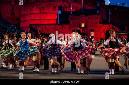 Edinburgh, Schottland, Großbritannien. 14. Aug 2019. Royal Edinburgh Military Tattoo 2019 Kaleidoskop auf Castle Esplanade in seiner 69. zeigen, die das optische Instrument durch schottische Wissenschaftler Sir David Brewster und Sir Isaac Newton die sieben Farben inspirieren. Die Tätowierung Dance Company durchführen Schottischer Tanz Stockfoto