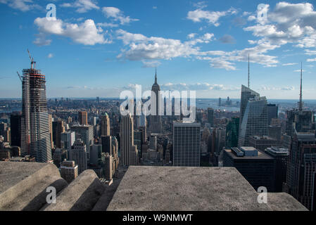 NYCs Lower Manhattan mit dem Empire State Building von einem hohen Punkt in Midtown Stockfoto