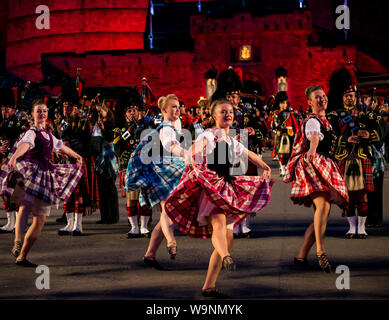 Edinburgh, Schottland, Großbritannien. 14. Aug 2019. Royal Edinburgh Military Tattoo 2019 Kaleidoskop auf Castle Esplanade in seiner 69. zeigen, die das optische Instrument durch schottische Wissenschaftler Sir David Brewster und Sir Isaac Newton die sieben Farben inspirieren. Die Tätowierung Dance Company durchführen Schottischer Tanz Stockfoto