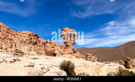 Copa del Mondo oder Wm, riesige Felsen Baum geologische Formation mit blauem Himmel im sonnigen Tag in Eduardo Avaroa National Park, Bolivien Stockfoto