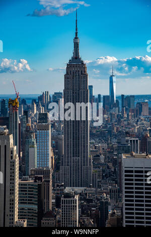 NYCs Lower Manhattan mit dem Empire State Building von einem hohen Punkt in Midtown Stockfoto