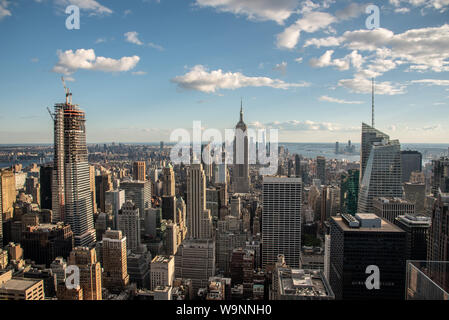 NYCs Lower Manhattan mit dem Empire State Building von einem hohen Punkt in Midtown Stockfoto