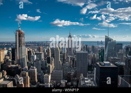 NYCs Lower Manhattan mit dem Empire State Building von einem hohen Punkt in Midtown Stockfoto