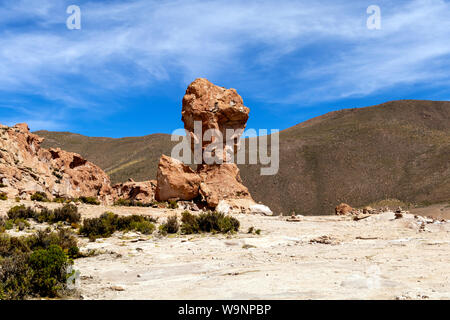 Copa del Mondo oder Wm, riesige Felsen Baum geologische Formation mit blauem Himmel im sonnigen Tag in Eduardo Avaroa National Park, Bolivien Stockfoto