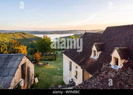 Salignac-Eyvigues, Dordogne, Frankreich - 27 September 2017: Blick über eine bewaldete Tal im Nebel aus einem rustikalen Bauernhaus in der französischen Landschaft Stockfoto