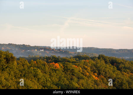 Morgennebel erhebt sich über einem dichten Wald in der Region Perigord in Frankreich Stockfoto