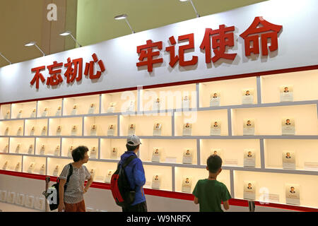 Shanghai, Shanghai, China. 15 Aug, 2019. Shanghai, China - Shanghai Buchmesse öffnet sich bei Shanghai Exhibition Center am 14. August 2019. Mehr als 160.000 Arten der Bücher von mehr als 500 Verlagen in China beteiligte sich an der Ausstellung. Während der Messe, Lesen, Buch Buch Verkauf, Seminare, Vorträge und andere Aktivitäten werden gleichzeitig im Shanghai Exhibition Center statt und mehr als 100 sub-Schauplätze. Credit: SIPA Asien/ZUMA Draht/Alamy leben Nachrichten Stockfoto