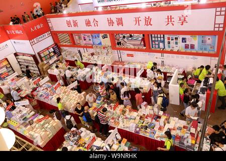 Shanghai, Shanghai, China. 15 Aug, 2019. Shanghai, China - Shanghai Buchmesse öffnet sich bei Shanghai Exhibition Center am 14. August 2019. Mehr als 160.000 Arten der Bücher von mehr als 500 Verlagen in China beteiligte sich an der Ausstellung. Während der Messe, Lesen, Buch Buch Verkauf, Seminare, Vorträge und andere Aktivitäten werden gleichzeitig im Shanghai Exhibition Center statt und mehr als 100 sub-Schauplätze. Credit: SIPA Asien/ZUMA Draht/Alamy leben Nachrichten Stockfoto