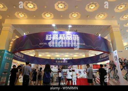 Shanghai, Shanghai, China. 15 Aug, 2019. Shanghai, China - Shanghai Buchmesse öffnet sich bei Shanghai Exhibition Center am 14. August 2019. Mehr als 160.000 Arten der Bücher von mehr als 500 Verlagen in China beteiligte sich an der Ausstellung. Während der Messe, Lesen, Buch Buch Verkauf, Seminare, Vorträge und andere Aktivitäten werden gleichzeitig im Shanghai Exhibition Center statt und mehr als 100 sub-Schauplätze. Credit: SIPA Asien/ZUMA Draht/Alamy leben Nachrichten Stockfoto