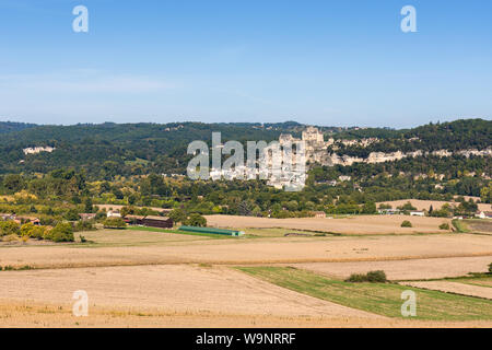 Das mittelalterliche Dorf Beynac-et-Cazenac erhebt sich über der Dordogne Landschaft Stockfoto