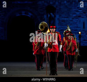 Edinburgh, Schottland, Großbritannien. 14. Aug 2019. Royal Edinburgh Military Tattoo 2019 Kaleidoskop auf Castle Esplanade in seiner 69. zeigen, die das optische Instrument durch schottische Wissenschaftler Sir David Brewster und Sir Isaac Newton die sieben Farben inspirieren. Eine Brass Band Stockfoto