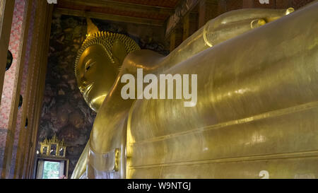Nahaufnahme Schrägansicht der liegende Buddha in Bangkok. Stockfoto