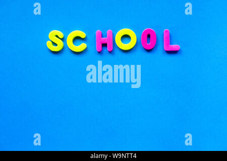 Hell blau backgroun mit der Aufschrift "Schule" am trendigen neon Hintergrund. Für text Stockfoto