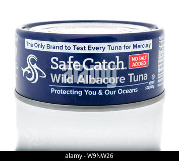 Winneconne, WI - 14. August 2019: ein Paket von sicheren Fang Weißer Thunfisch auf einem isolierten Hintergrund Stockfoto