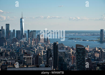 NYCs Lower Manhattan mit dem Empire State Building von einem hohen Punkt in Midtown Stockfoto