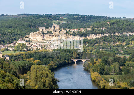 Blick von der Burg von Castelnaud-la-Chapelle suchen auf der Dordogne, die zum mittelalterlichen Dorf Beynac-et-Cazenac Stockfoto