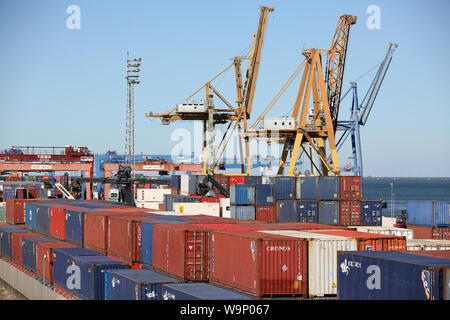 Lissabon. 14 Aug, 2019. Foto am 12.08.14, 2019 zeigt die Santa Apolonia Container Terminal in Lissabon, Portugal. Die portugiesische BIP-Wachstum von 1,8 Prozent im zweiten Quartal 2019, nach offiziellen Angaben durch das Nationale Institut für Statistik (INE) am Mittwoch veröffentlichte. INE sagte, daß die portugiesische Wirtschaft mit der gleichen Wachstumsrate im ersten Quartal dieses Jahres gehalten, niedriger als der von der Regierung geplanten 1,9 Prozent. Credit: Pedro Fiuza/Xinhua Stockfoto