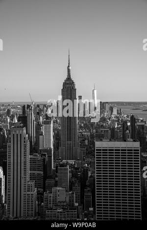 NYCs Lower Manhattan mit dem Empire State Building von einem hohen Punkt in Midtown Stockfoto