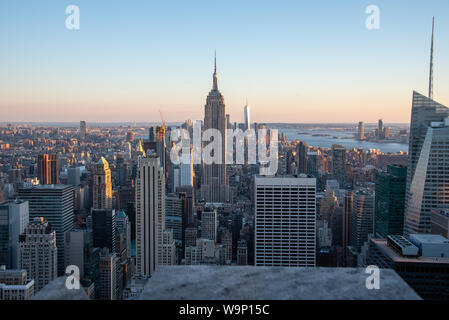 NYCs Lower Manhattan mit dem Empire State Building von einem hohen Punkt in Midtown Stockfoto