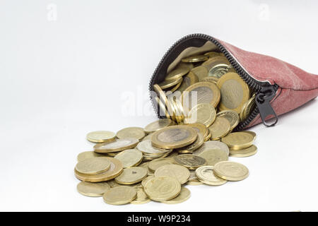 Portemonnaie mit Münzen gefüllt isoliert Stockfoto