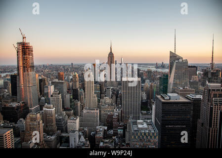 NYCs Lower Manhattan mit dem Empire State Building von einem hohen Punkt in Midtown Stockfoto