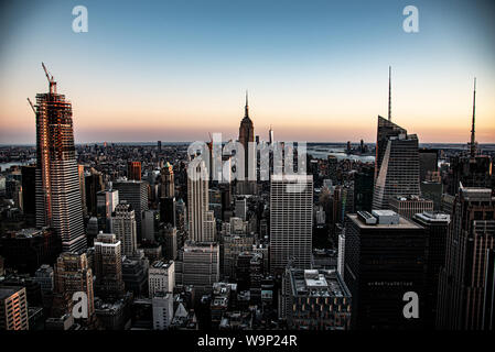 NYCs Lower Manhattan mit dem Empire State Building von einem hohen Punkt in Midtown Stockfoto