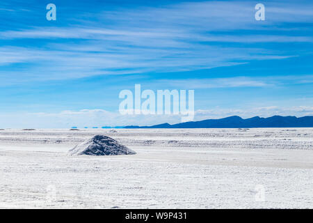 Landschaft von unglaublich weißen Salzsee Salar de Uyuni, inmitten der Anden im Südwesten von Bolivien, dem größten Salzsee Szene der Welt mit blauem Himmel in Sunn Stockfoto