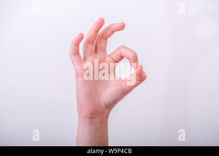 Frau Hand nach oben okay, Geste, Gestik, die Frau Okay, ja, die Annahme von Hand unterschreiben, isoliert Foto Stockfoto