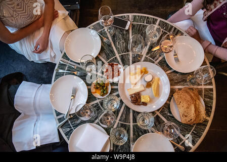 Tabelle mit einer Auswahl an Vorspeisen auf der Hochzeit Stockfoto