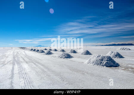 Landschaft von unglaublich weißen Salzsee Salar de Uyuni, inmitten der Anden im Südwesten von Bolivien, dem größten Salzsee Szene der Welt mit blauem Himmel in Sunn Stockfoto