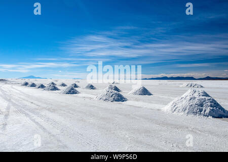 Landschaft von unglaublich weißen Salzsee Salar de Uyuni, inmitten der Anden im Südwesten von Bolivien, dem größten Salzsee Szene der Welt mit blauem Himmel in Sunn Stockfoto