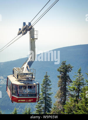 Ein Blick auf den Grouse Mountain Skyride Gondel auf Grouse Mountain in North Vancouver, British Columbia, Kanada. Stockfoto