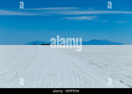 Landschaft von unglaublich weißen Salzsee Salar de Uyuni, inmitten der Anden im Südwesten von Bolivien, dem größten Salzsee Szene der Welt mit blauem Himmel in Sunn Stockfoto