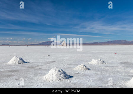 Landschaft von unglaublich weißen Salzsee Salar de Uyuni, inmitten der Anden im Südwesten von Bolivien, dem größten Salzsee Szene der Welt mit blauem Himmel in Sunn Stockfoto