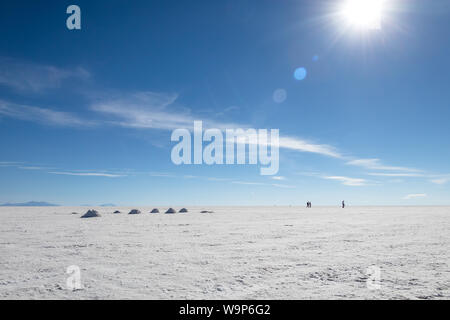 Landschaft von unglaublich weißen Salzsee Salar de Uyuni, inmitten der Anden im Südwesten von Bolivien, dem größten Salzsee Szene der Welt mit blauem Himmel in Sunn Stockfoto