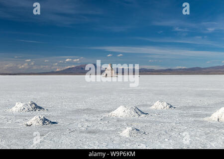 Landschaft von unglaublich weißen Salzsee Salar de Uyuni, inmitten der Anden im Südwesten von Bolivien, dem größten Salzsee Szene der Welt mit blauem Himmel in Sunn Stockfoto