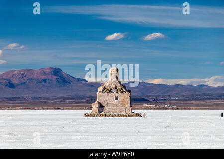 Landschaft von unglaublich weißen Salzsee Salar de Uyuni, inmitten der Anden im Südwesten von Bolivien, dem größten Salzsee Szene der Welt mit blauem Himmel in Sunn Stockfoto