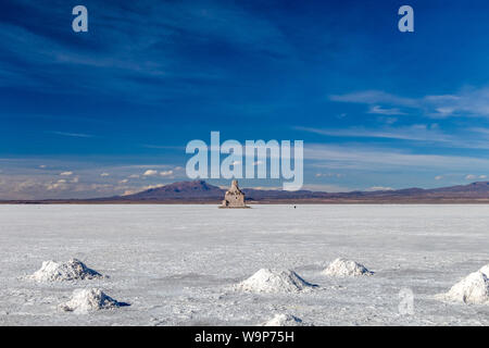 Landschaft von unglaublich weißen Salzsee Salar de Uyuni, inmitten der Anden im Südwesten von Bolivien, dem größten Salzsee Szene der Welt mit blauem Himmel in Sunn Stockfoto