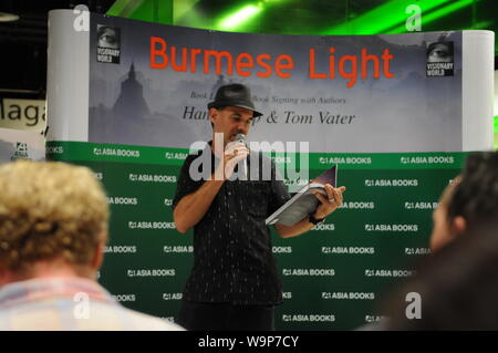 Bekannte Autor, Tom Vater, liest eine Passage aus "Burmesischen Licht' an der Buchpräsentation & Signing bei Asien Bücher. Bangkok, Thailand: Kraig Lieb Stockfoto