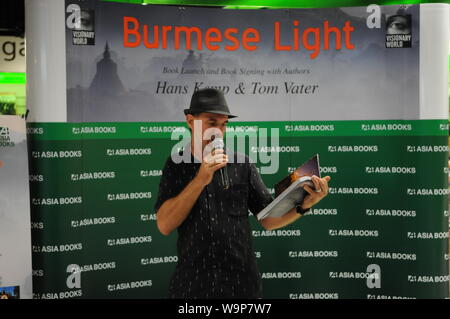 Berühmte Schriftsteller, Tom Vater, liest eine Passage aus "Burmesischen Licht' an der Buchpräsentation & Signing bei Asien Bücher. Bangkok, Thailand: Kraig Lieb Stockfoto