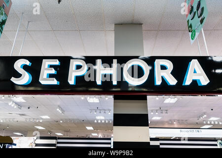 August 14, 2019 San Jose/CA/USA - Nahaufnahme von Sephora Logo in einem Geschäft in South San Francisco Bay Area; Sephora ist eine in Paris ansässige französische Multination Stockfoto